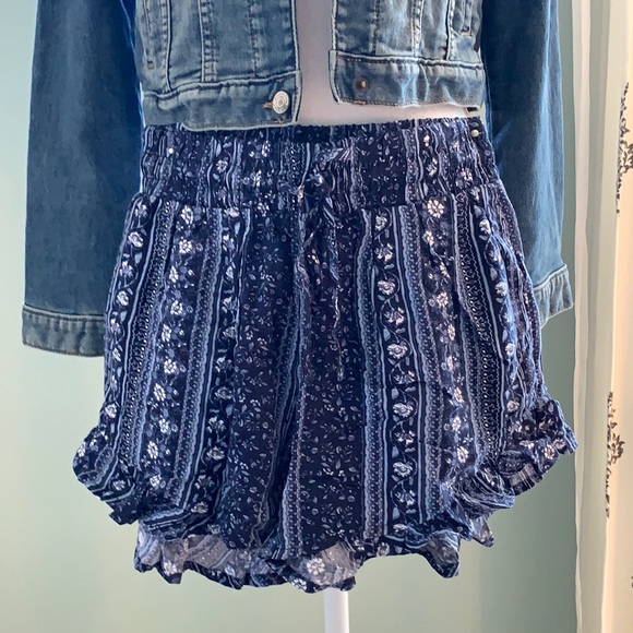 Hollister Pants - NWOT Hollister Ruffle Hem Shorts Size XS